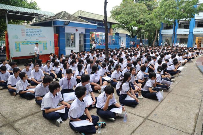 Khoảng 7 giờ 10 một số các trường bắt đầu phổ biến thông tin quy chế thi cho thí sinh nắm rõ.