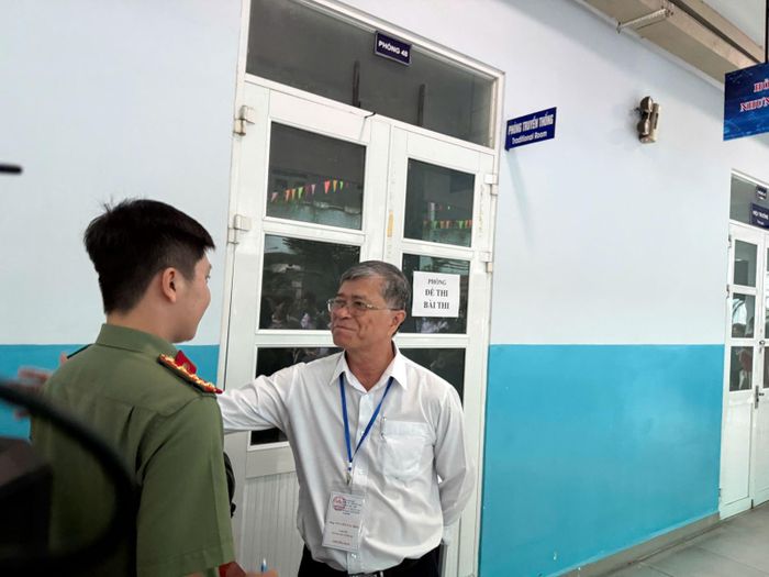 Lãnh đạo Sở Giáo dục và Đào tạo động viên lực lượng đảm bảo an ninh.