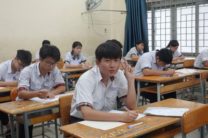 Các thí sinh cũng tự tin trước khi bước vào môn thi đầu tiên.
