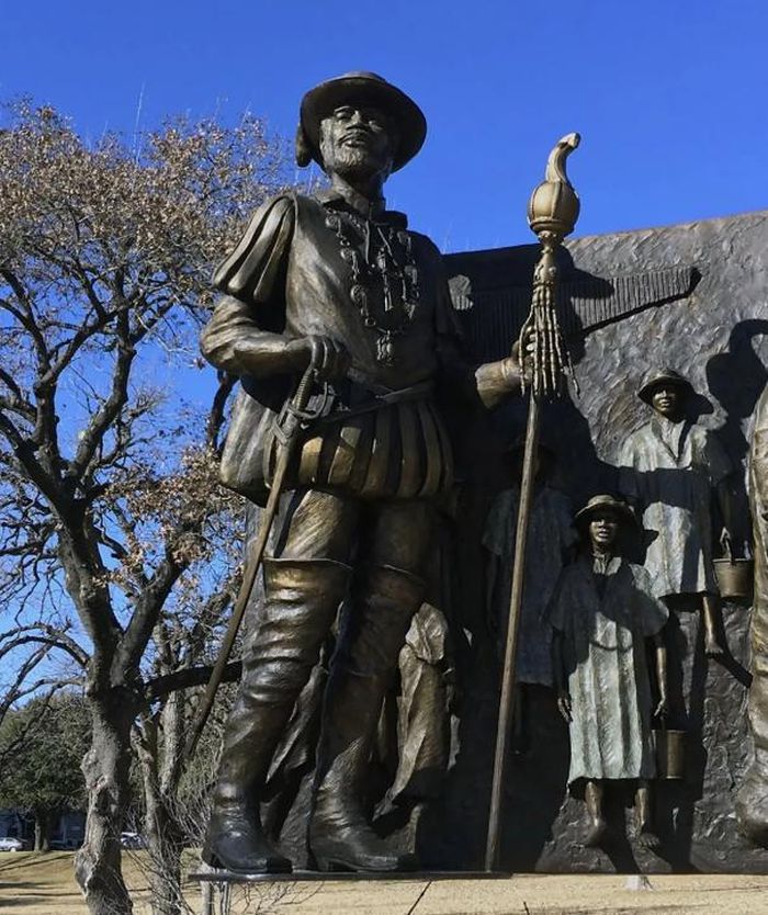 Tượng Estevanico vinh danh ông là người châu Phi đầu tiên đến bang Texas ngày nay tại tòa Nghị viện bang ở Austin. Ảnh: Travel Texas