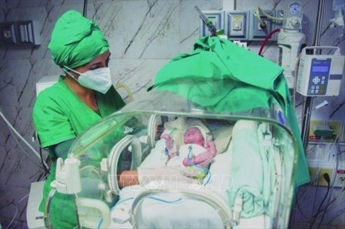Chăm sóc trẻ sơ sinh tại một bệnh viên ở Cuba. Ảnh minh họa: TTXVN phát