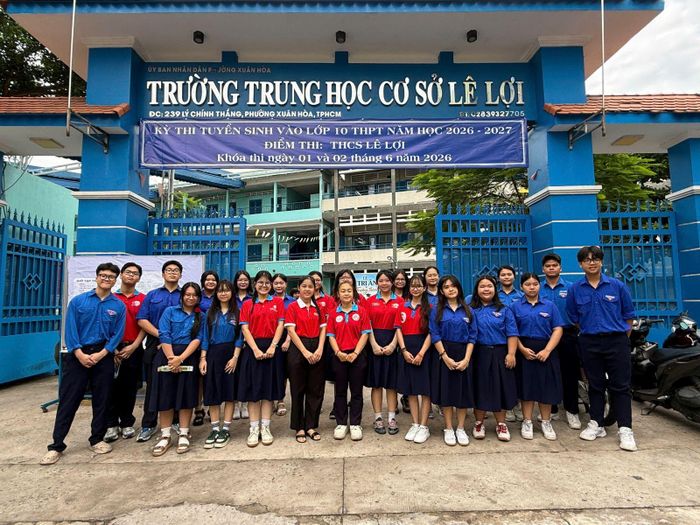 Màu áo xanh tình nguyện tiếp sức cho thí sinh và phụ huynh tại các điểm thi ở TP Hồ Chí Minh.