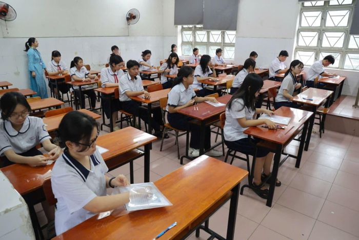 Thầy cô hỗ trợ kiểm tra thông tin và nhắc nhở quy chế thi cho thí sinh trước giờ phát đề.