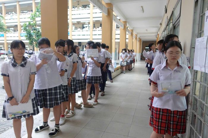 Khoảng 7 giờ 10 các thí sinh bắt đầu chờ vào phòng thi.