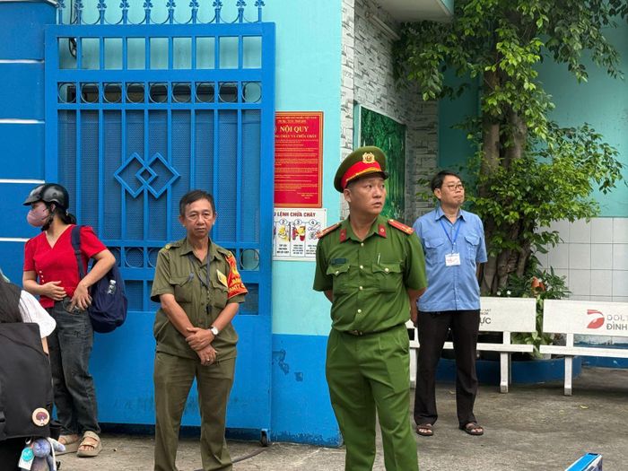 Lực lượng công an túc trực điều tiết giao thông, đảm bảo an ninh trật tự tại điểm thi trong sáng 1/6.