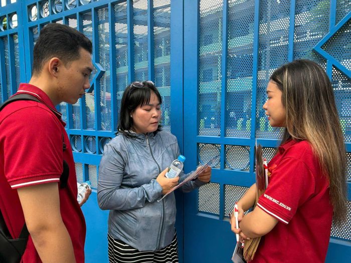 Chị Việt Nhân, ngụ phường An Hội Đông, TP Hồ Chí Minh chờ con bên ngoài điểm thi.