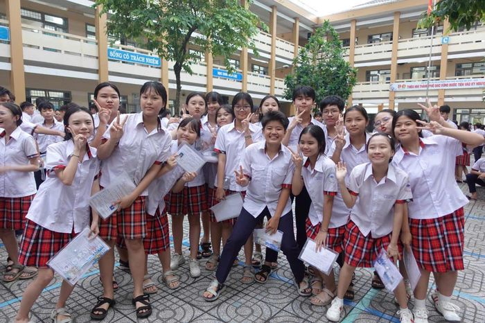 Gương mặt rạng rỡ của các thí sinh trước môn thi đầu tiên kỳ tuyển sinh lớp 10.
