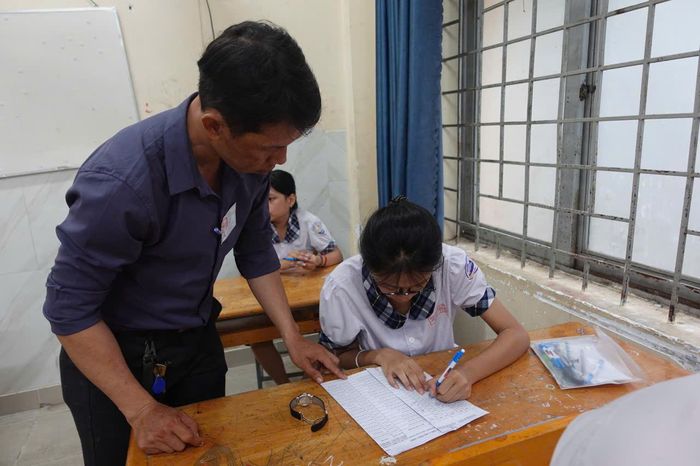 Các thí sinh kí tên trước khi bắt đầu làm bài thi.
