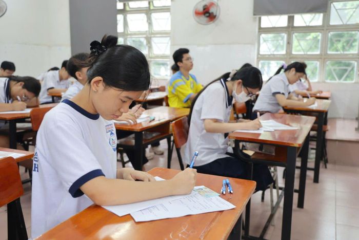 Môn Ngữ Văn các thí sinh sẽ làm bài trong thời gian 120 phút.