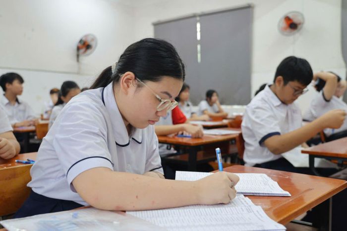 Đúng 8 giờ, tất cả các thí sinh bắt đầu làm bài thi môn Ngữ Văn. Môn thi đầu tiên trong kỳ thi tuyển sinh vào lớp 10 tại TP Hồ Chí Minh.
