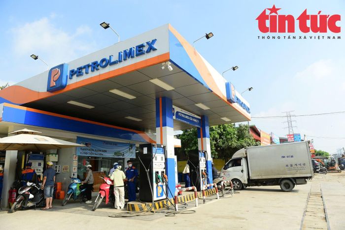 Khách đổ xăng tại cây xăng của Petrolimex tại đường Tam Trinh.