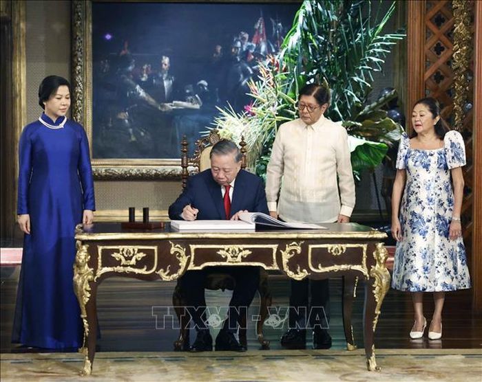 Tổng Bí thư, Chủ tịch nước Tô Lâm ghi sổ lưu niệm. Ảnh: Thống Nhất/TTXVN