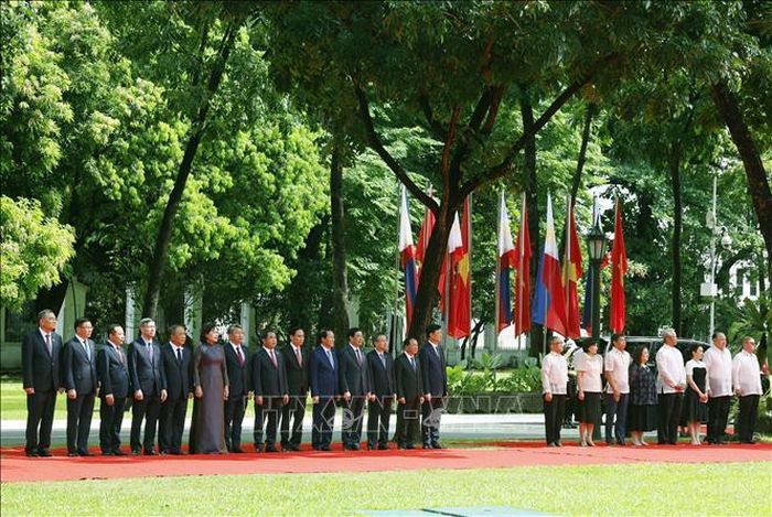 Thành viên chính thức đoàn cấp cao hai nước tham dự Lễ đón. Ảnh: Thống Nhất/TTXVN
