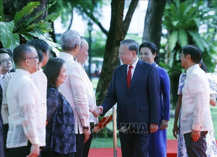 Tổng thống Philippines Ferdinand Romualdez Marcos Jr. giới thiệu với Tổng Bí thư, Chủ tịch nước Tô Lâm và Phu nhân thành viên đoàn cấp cao Việt Nam dự Lễ đón. Ảnh: Thống Nhất/TTXVN