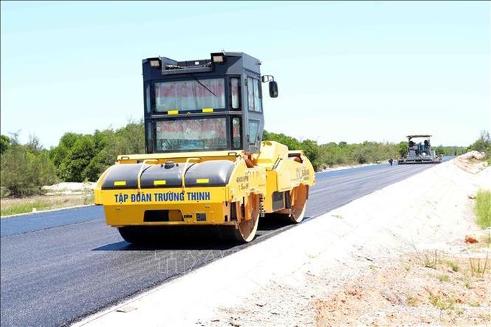 Tại công trường thi công tuyến đường ven biển, đoạn qua xã Sen Ngư của tỉnh Quảng Trị, đến khoảng 10 giờ 30 phút sáng, hầu hết các mũi thi công đều tạm dừng hoạt động để tránh thời điểm nắng nóng cao điểm trong ngày.