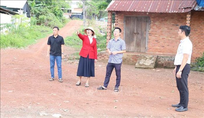 Chị Trần Thị Được (áo đỏ), đồng thuận giao gần 1,8 ha đất nằm trong vùng dự án.