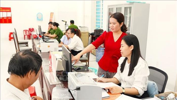 Cán bộ, công chức Trung tâm phục vụ hành chính công phường Tân Ninh, tỉnh Tây Ninh giải quyết thủ tục hành chính cho người dân. Ảnh: Minh Phú/TTXVN