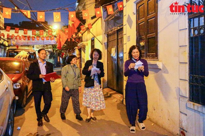Cán bộ tổ dân phố ở Hà Nội đi tuyên truyền về bầu cử. Ảnh: baotintuc.vn