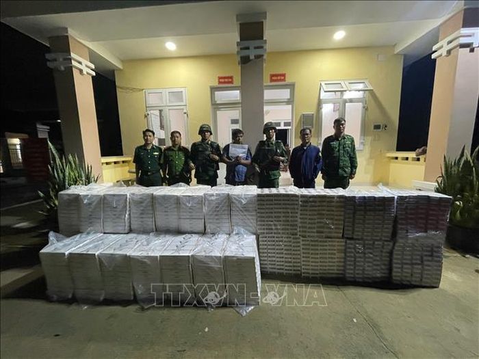 Đối tượng Trần Văn Nhựt (sinh năm 1979, thường trú tại xã Bình Lợi, TP. Hồ Chí Minh) bị tạm giữ cùng tang vật. Ảnh: TTXVN phát