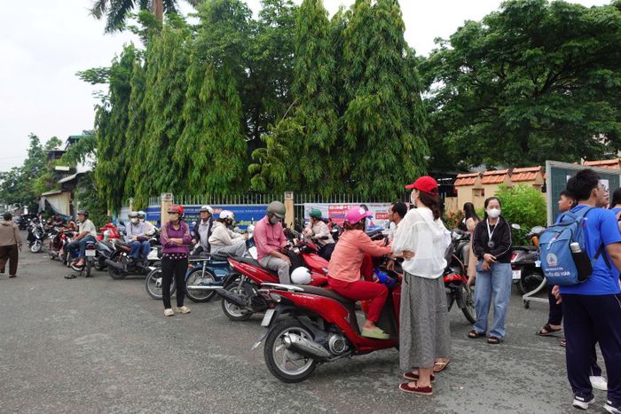 Phụ huynh tập trung trước cổng trường để đồng hành cùng con trong kỳ thi lớp 10.