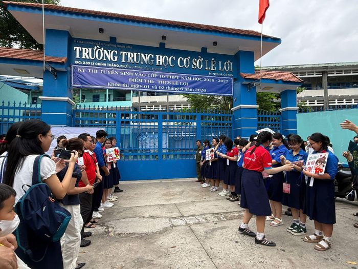 Các sinh viên tình nguyện cũng đứng chờ thí sinh cùng các phụ huynh tại các điểm thi.