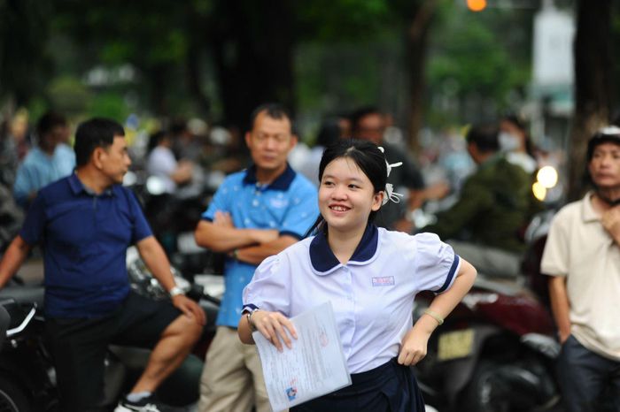 Khoảng 10 giờ, tại một số điểm thi đã có những thí sinh hoàn thành môn ngữ Văn và ra khỏi phòng thi với niềm vui và sự tự tin.