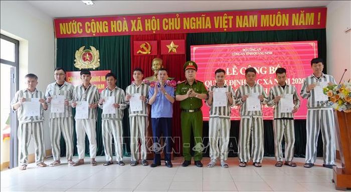 Trao căn cước cho phạm nhân được đặc xá.