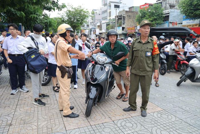 CSGT hỗ trợ tại điểm thi Trường THCS Trường Chinh.