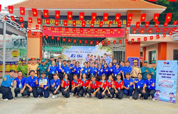 Lực lượng CSGT, Công an và đoàn viên thanh niên hỗ trợ tại điểm thi Trường THCS Vĩnh Lộc B.