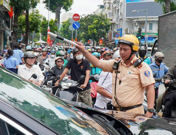 Lực lượng CSGT TP Hồ Chí Minh được bố trí tại các điểm thi để điều tiết giao thông và hỗ trợ thí sinh.