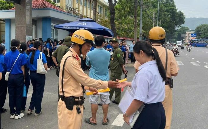 CSGT phát thước kẻ cho thí sinh vào điểm thi.