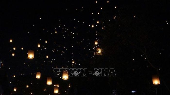 Hàng nghìn chiếc đèn lồng thắp sáng bầu trời Borobudur. Ảnh: Minh Thái/PV TTXVN tại Indonesia
