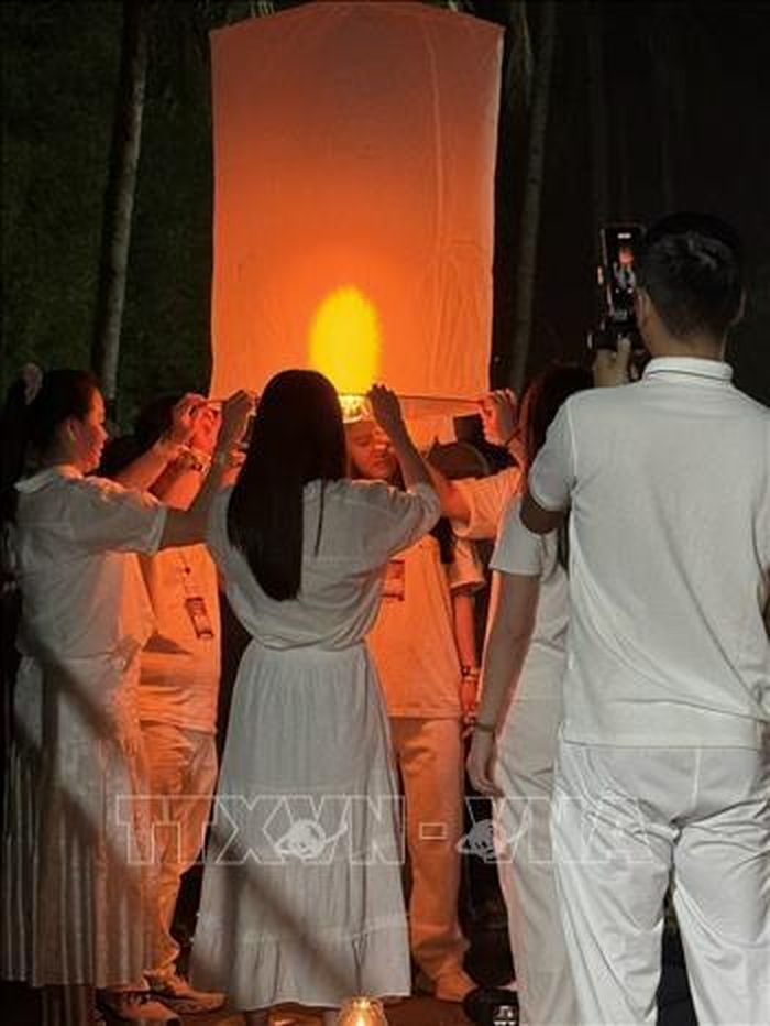 Một nhóm thanh niên cùng nhau thả đèn. Ảnh: Đỗ Quyên/PV TTXVN tại Indonesia
