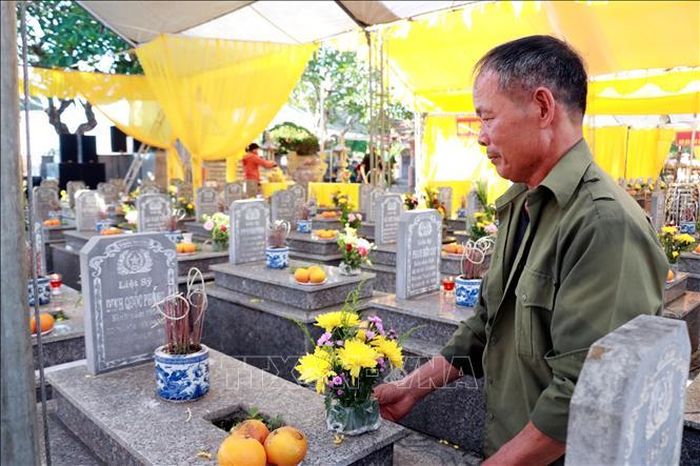 Thân nhân liệt sĩ ở xã Phong Doanh (Ninh Bình) tưởng nhớ người thân qua những ngôi mộ gió do chưa tìm được hài cốt liệt sĩ.