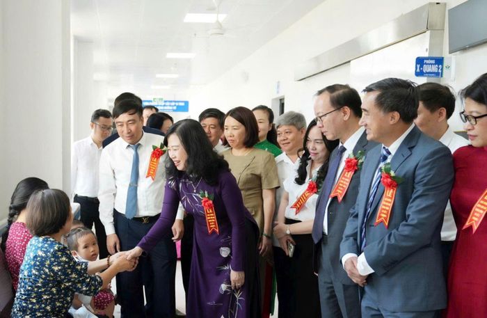 Bộ trưởng Bộ Y tế Đào Hồng Lan và lãnh đạo Bệnh viện Nhi Trung ương thăm hỏi người bệnh.