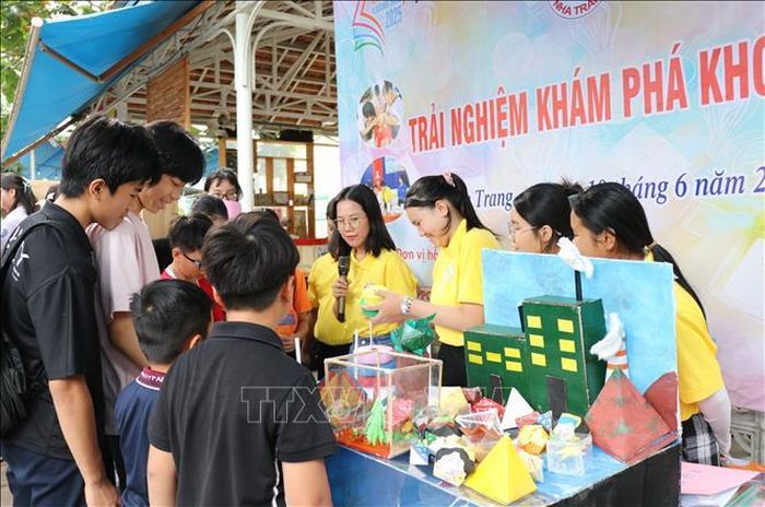 Thiếu nhi Khánh Hòa tham quan gian hàng trong thư viện tỉnh Khánh Hòa. Ảnh tư liệu: Đặng Tuấn/TTXVN