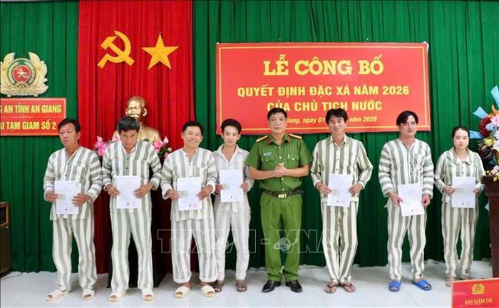 Thượng tá Nguyễn Quang Minh, Giám thị Trại Tạm giam số 2, trao Quyết định đặc xá năm 2026 của Chủ tịch nước cho các phạm nhân. Ảnh: TTXVN phát