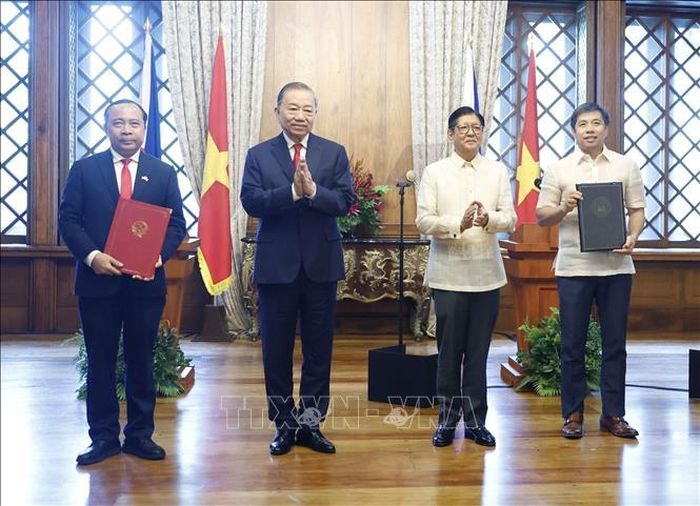 Tổng Bí thư, Chủ tịch nước Tô Lâm và Tổng thống Philippines Ferdinand Romualdez Marcos Jr. chứng kiến lễ trao các văn kiện hợp tác giữa hai nước. Ảnh: Thống Nhất/TTXVN