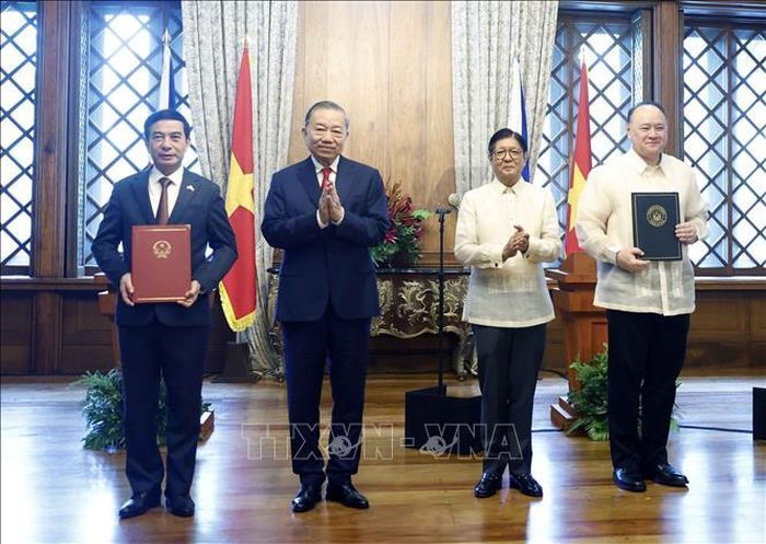 Tổng Bí thư, Chủ tịch nước Tô Lâm và Tổng thống Philippines Ferdinand Romualdez Marcos Jr. chứng kiến lễ trao các văn kiện hợp tác giữa hai nước. Ảnh: Thống Nhất/TTXVN