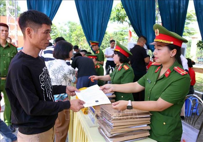 Cán bộ trại giam Thanh Xuân trao Quyết định đặc xá năm 2026 của Chủ tịch nước cho các đối tượng được đặc xá. Ảnh: Phạm Kiên/TTXVN