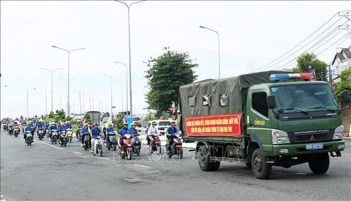 Các lực lượng diễu hành hưởng ứng Tháng hành động phòng, chống ma túy. Ảnh: TTXVN phát