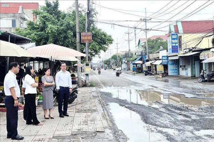 Ngành chức năng phường Long Thành kiểm tra hiện trạng 1 tuyến đường hư hỏng do hàng ngày tiếp nhận lượng lớn phương tiện thi công cao tốc Biên Hòa - Vũng Tàu.