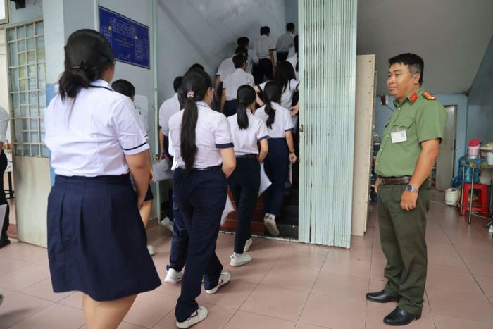 Tại các điểm thi, công tác đảm bảo an ninh được tổ chức nghiêm túc để kỳ thi diễn ra an toàn nhất.