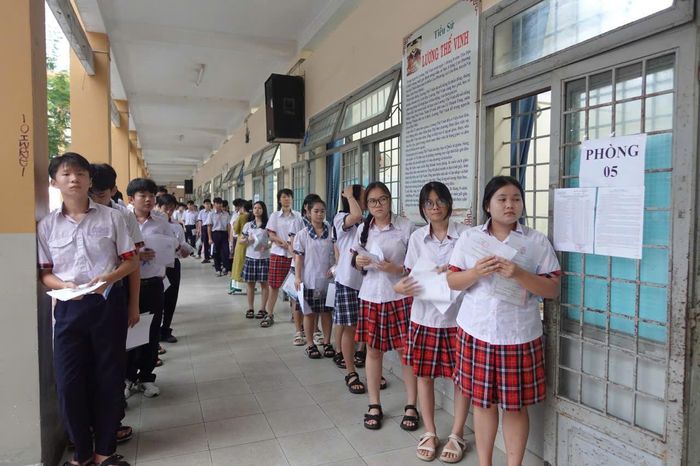 Thí sinh tập trung tại cửa phòng thi ở điểm thi Trường THCS Trường Thọ.