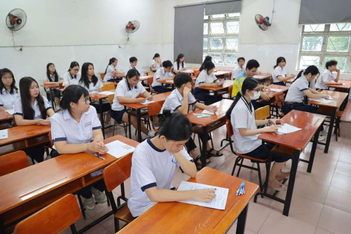 Các thí sinh ổn định trước khi bắt đầu làm bài thi.