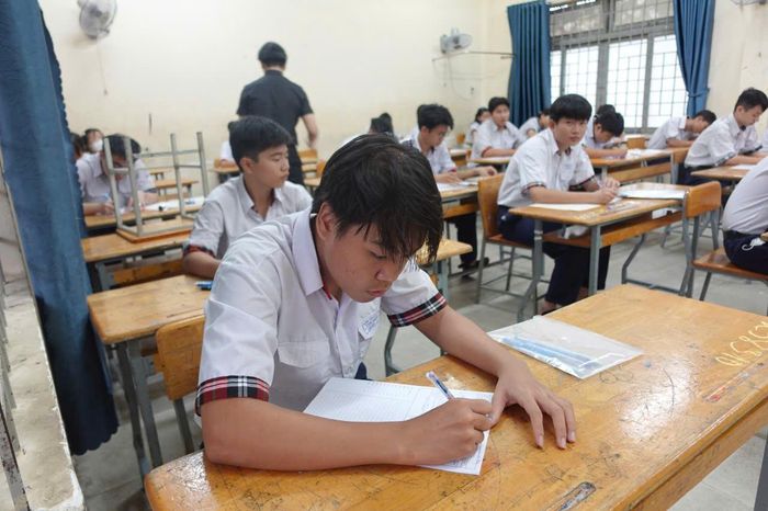 Không khí nghiêm túc bên trong điểm thi trước giờ làm bài thi.