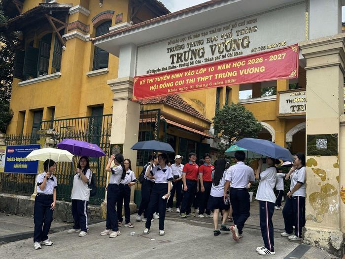 Nhiều thí sinh tại điểm thi Trường THPT Trưng Vương tranh thủ chạy nhanh vào trường để kịp giờ làm bài môn Ngoại ngữ.