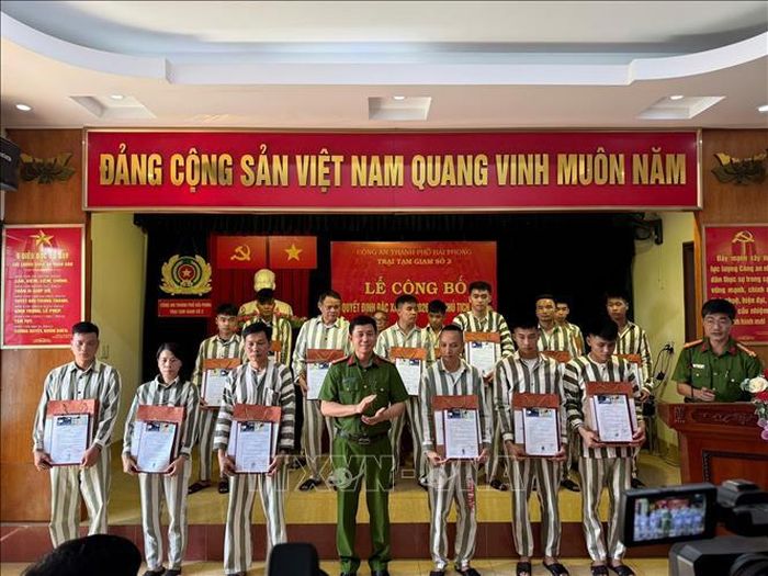 Trao quyết định đặc xá cho các phạm nhân ở Trại tạm giam số 2, Công an thành phố Hải Phòng. Ảnh: TTXVN phát