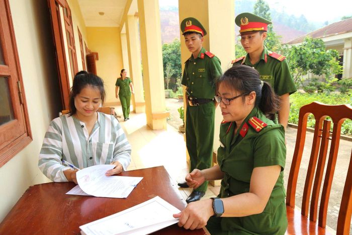 Cán bộ Trại tạm giam số 2 Công an tỉnh Tuyên Quang kiểm tra, đối chiếu hồ sơ và hướng dẫn phạm nhân thực hiện các thủ tục nhận Quyết định đặc xá. Ảnh: Minh Tâm/TTXVN