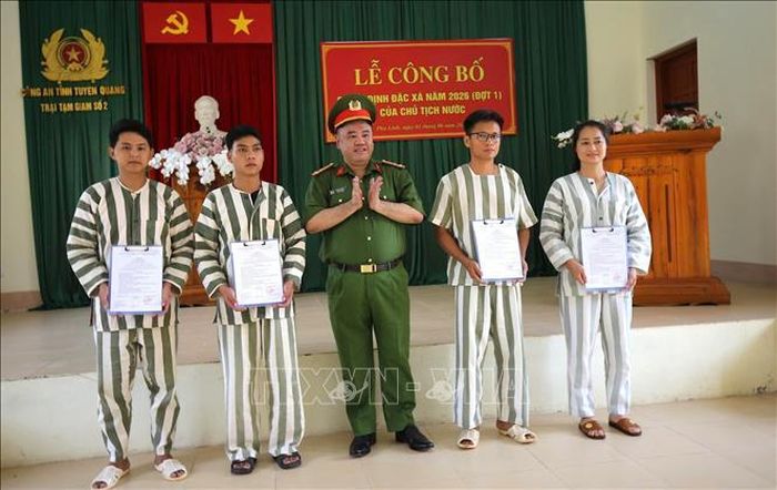 Thừa ủy quyền, Thượng tá Đỗ Vũ Khánh, Phó Thủ trưởng Thường trực Cơ quan Thi hành án dân sự Công an tỉnh Tuyên Quang trao Quyết định đặc xá cho 4 phạm nhân ở Trại tạm giam số 2 đủ điều kiện theo quy định của pháp luật. Ảnh: Minh Tâm/TTXVN